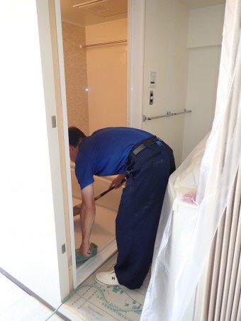 入口枠取り付け P8220052